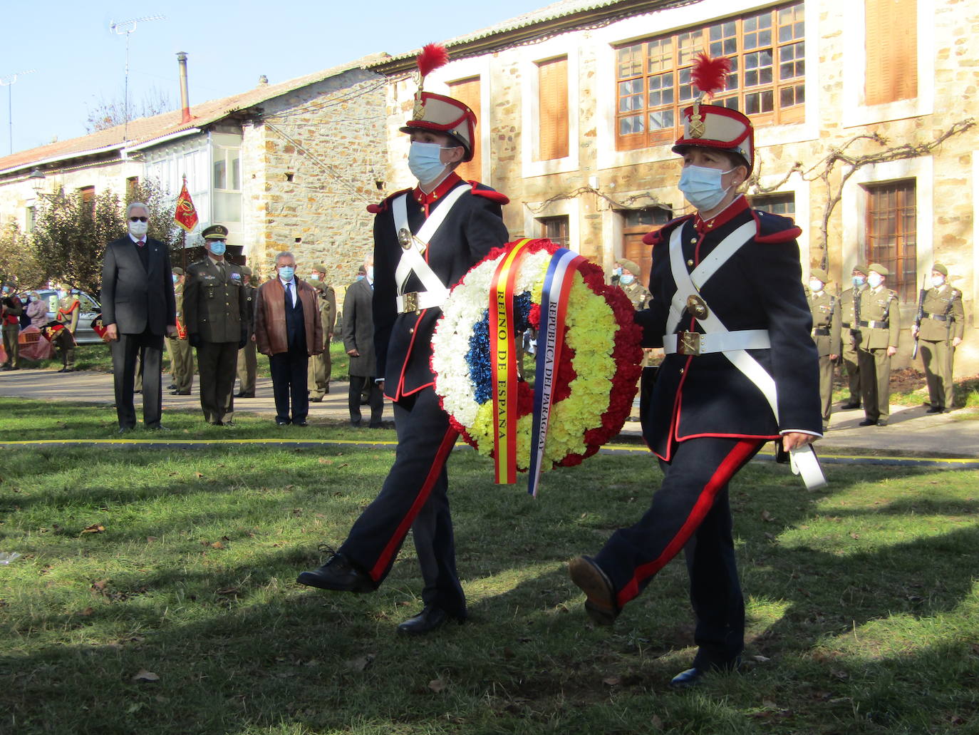 Turienzo de los Caballeros ha homenajeado este sábado a los soldados españoles y uruguayos que el 2 de enero de 1809 perdieorn la vida al ser alcanzados en su retirada de Atorga por la caballería francesa del general Franceschi en un combate en la carretera que ascendía hasta Foncebadón.