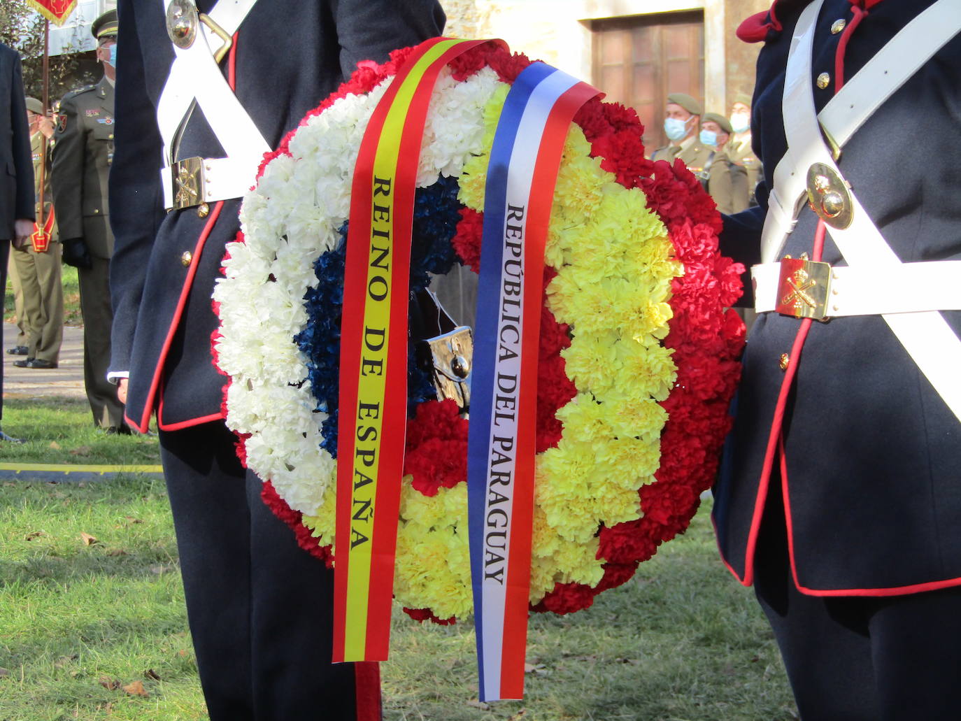 Turienzo de los Caballeros ha homenajeado este sábado a los soldados españoles y uruguayos que el 2 de enero de 1809 perdieorn la vida al ser alcanzados en su retirada de Atorga por la caballería francesa del general Franceschi en un combate en la carretera que ascendía hasta Foncebadón.