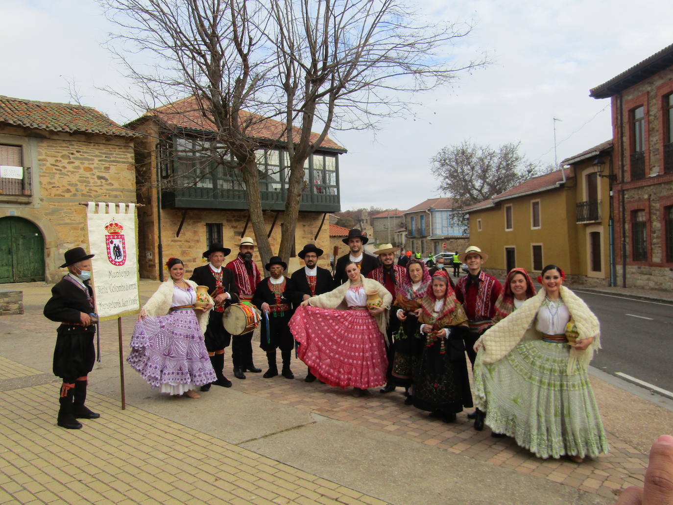 Turienzo de los Caballeros ha homenajeado este sábado a los soldados españoles y uruguayos que el 2 de enero de 1809 perdieorn la vida al ser alcanzados en su retirada de Atorga por la caballería francesa del general Franceschi en un combate en la carretera que ascendía hasta Foncebadón.