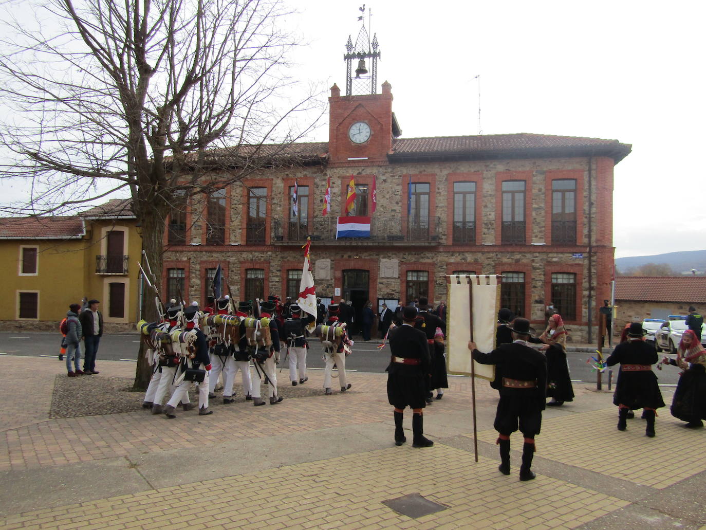 Turienzo de los Caballeros ha homenajeado este sábado a los soldados españoles y uruguayos que el 2 de enero de 1809 perdieorn la vida al ser alcanzados en su retirada de Atorga por la caballería francesa del general Franceschi en un combate en la carretera que ascendía hasta Foncebadón.