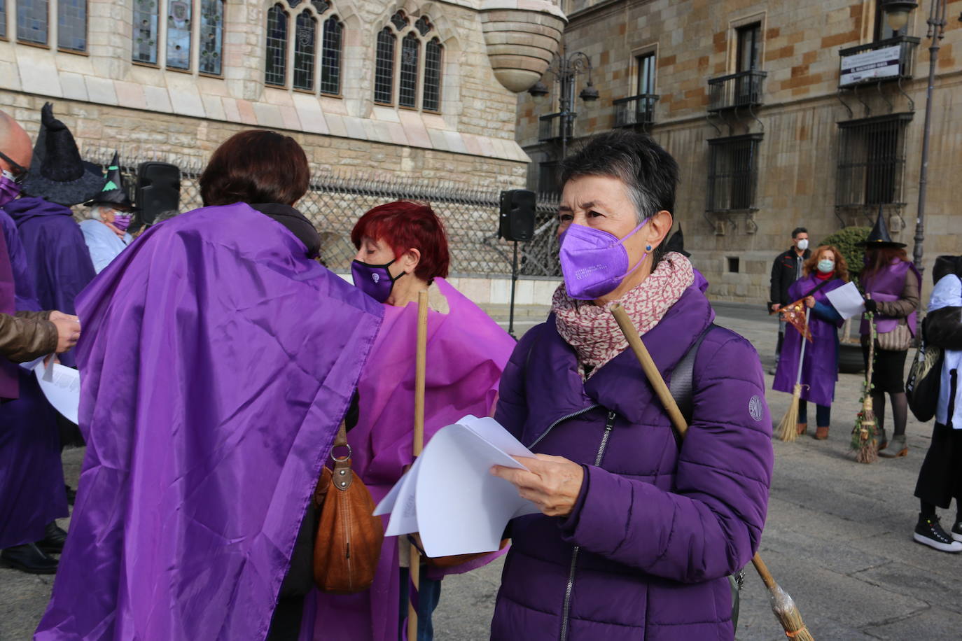 Un grupo de mujeres participa en esta performance ante la sede de Casa Botines.