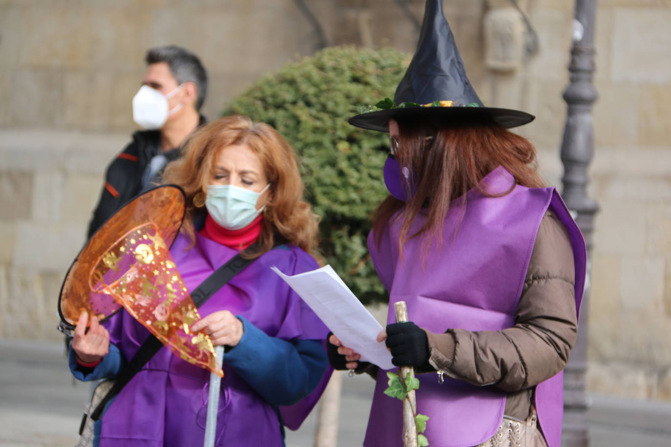 Un grupo de mujeres participa en esta performance ante la sede de Casa Botines.