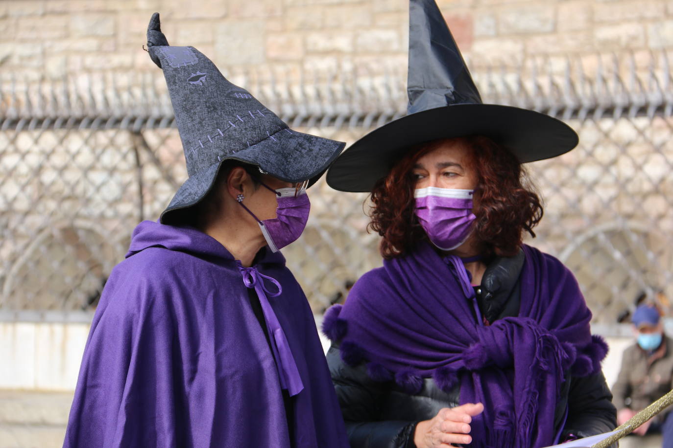 Un grupo de mujeres participa en esta performance ante la sede de Casa Botines.