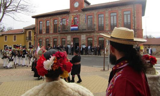 Imagen de dos paraguayos frente al ayuntamiento de Santa Colomba.