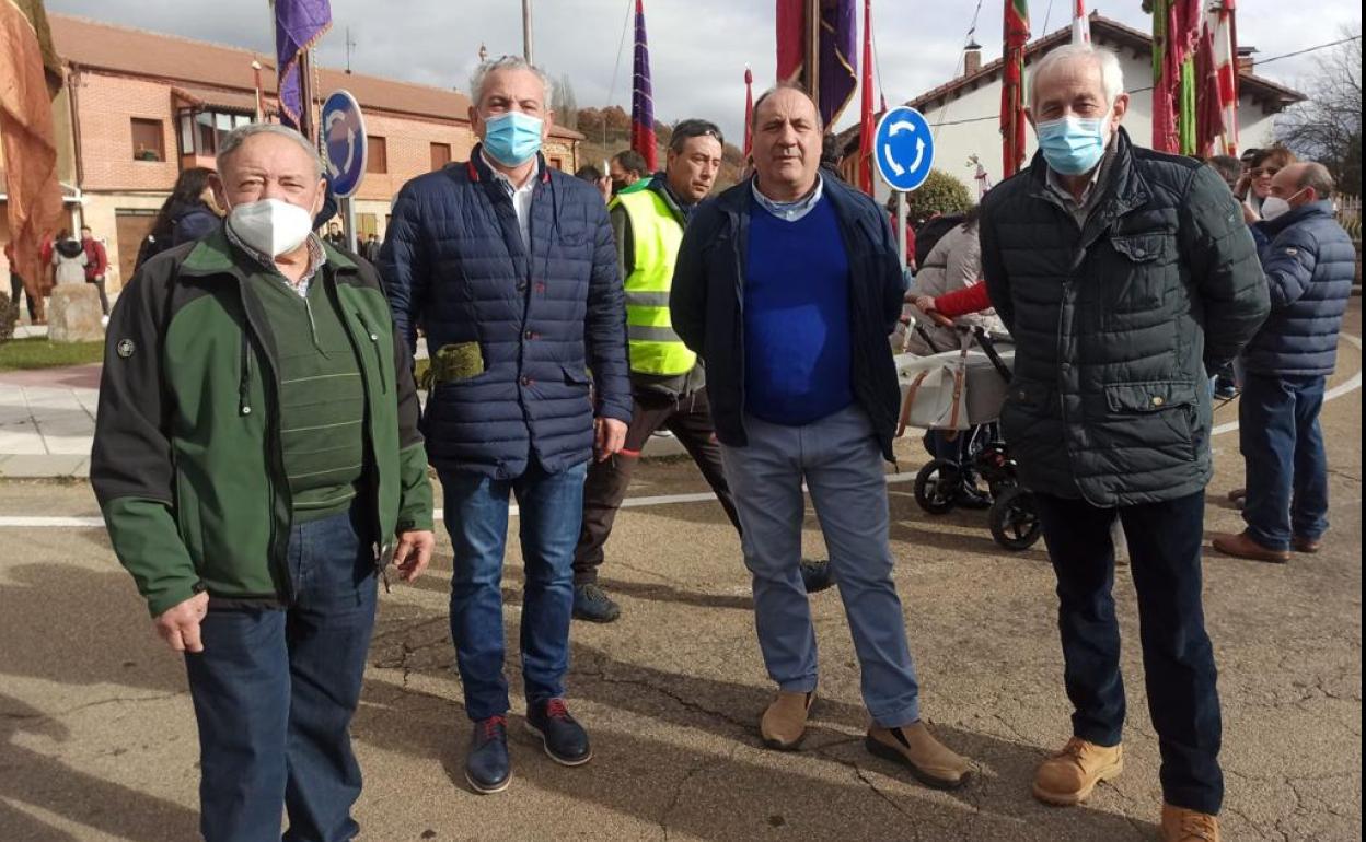 Imagen del vicepresidente y el diputado este sábado en puente Almuhey.