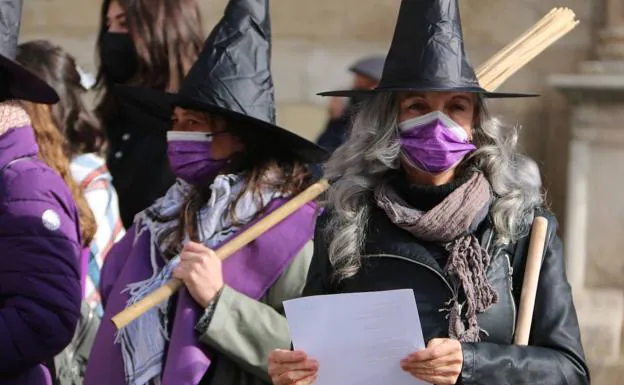 Galería. Dos mujeres customizadas con trajes de brujas.