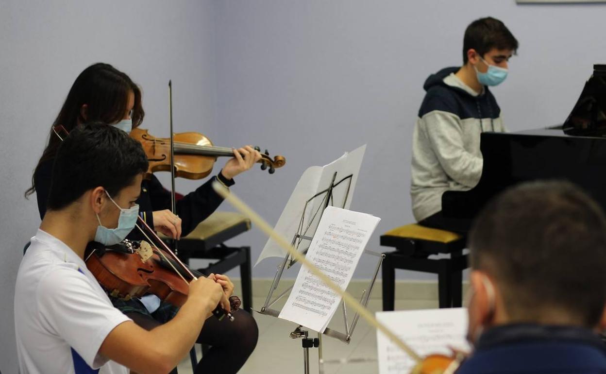 Ensayos en el Colegio Peñacorada para el concierto de Santa Cecilia.