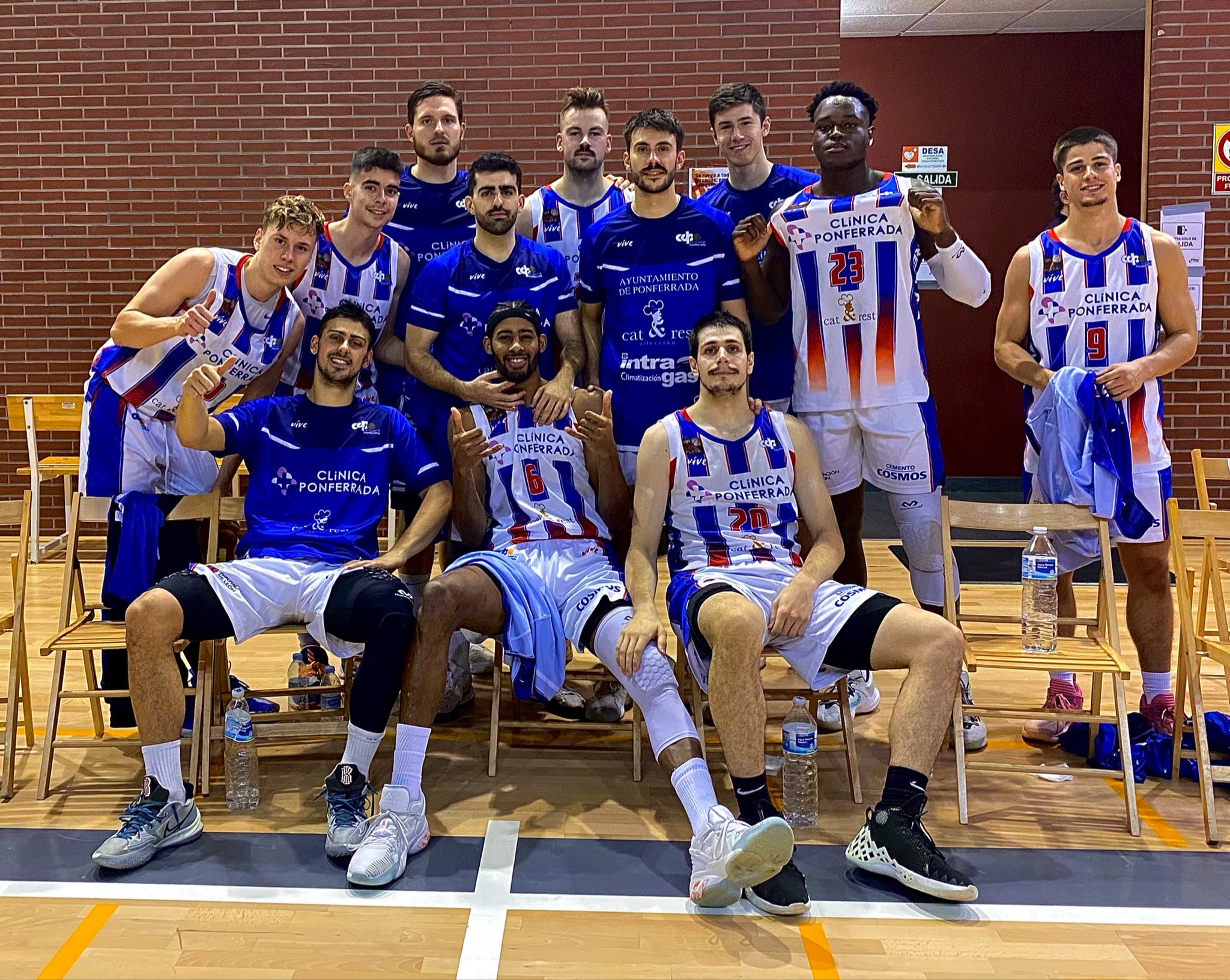 Los jugadores del Clínica de Ponferrada celebran el triunfo.