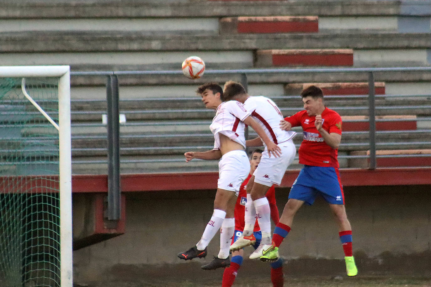 El filial culturalista cae derrotado ante el conjunto soriano en el Área Deportiva de Puente Castro.