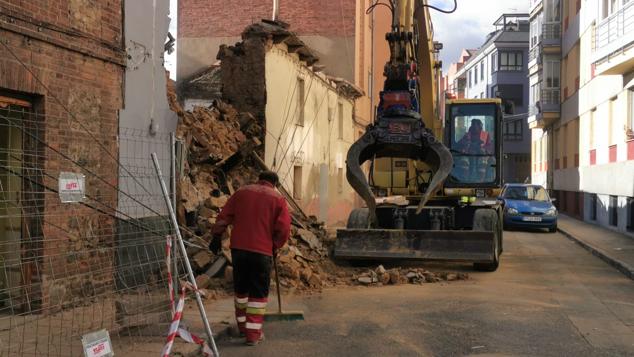 El derrumbe se ha producido cuando la máquina procedía al derribo de un inmueble en la calle Alfonso el Justiciero de León capital | Efectivos de Bomberos han acudido al lugar para auxiliar al operario que, finalmente, ha podido abandonar el vehículo sin dificultad. 