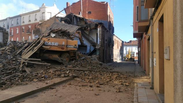 El derrumbe se ha producido cuando la máquina procedía al derribo de un inmueble en la calle Alfonso el Justiciero de León capital | Efectivos de Bomberos han acudido al lugar para auxiliar al operario que, finalmente, ha podido abandonar el vehículo sin dificultad. 