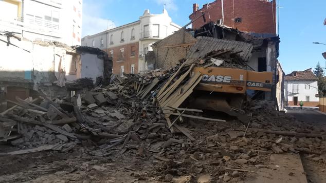 El derrumbe se ha producido cuando la máquina procedía al derribo de un inmueble en la calle Alfonso el Justiciero de León capital | Efectivos de Bomberos han acudido al lugar para auxiliar al operario que, finalmente, ha podido abandonar el vehículo sin dificultad. 