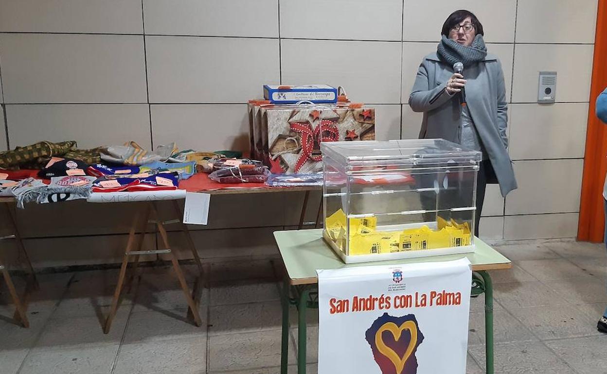 La alcaldesa de San Andrés, Camino Cabañas, frente a artículos donados para La Palma.