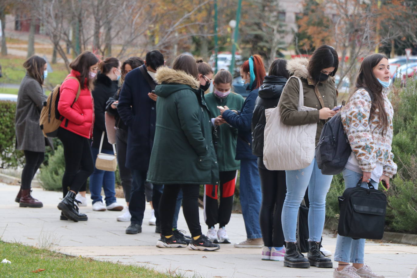 Los jóvenes acuden en masa a recibir sus dosis o completar sus pautas de vacunación.