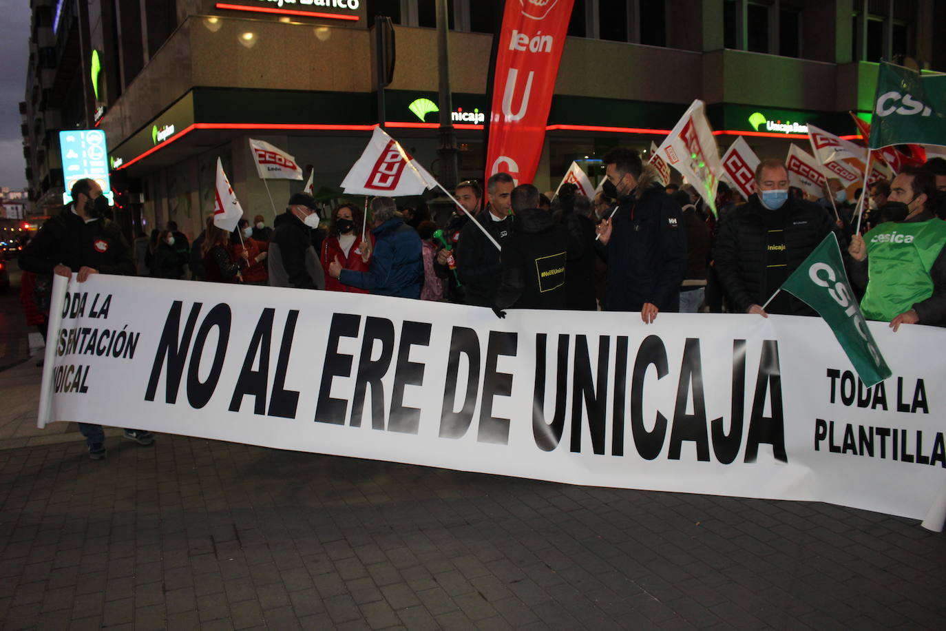 Concentración de trabajadores de Unicaja Banco en León contra el ERE que plantea la entidad.