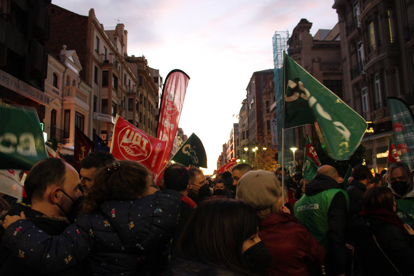 Concentración de trabajadores de Unicaja Banco en León contra el ERE que plantea la entidad.