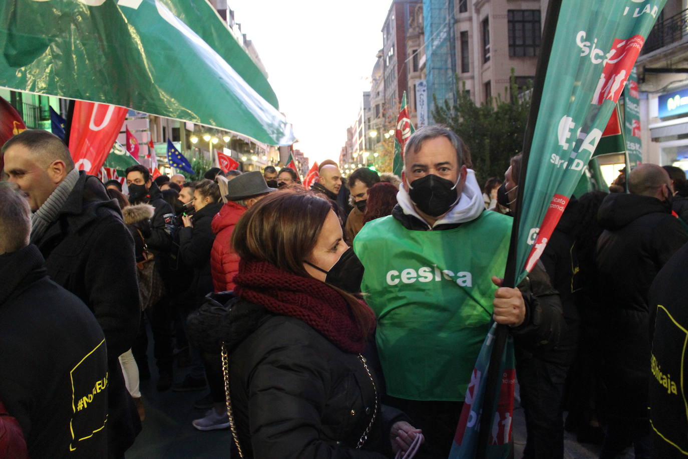 Concentración de trabajadores de Unicaja Banco en León contra el ERE que plantea la entidad.