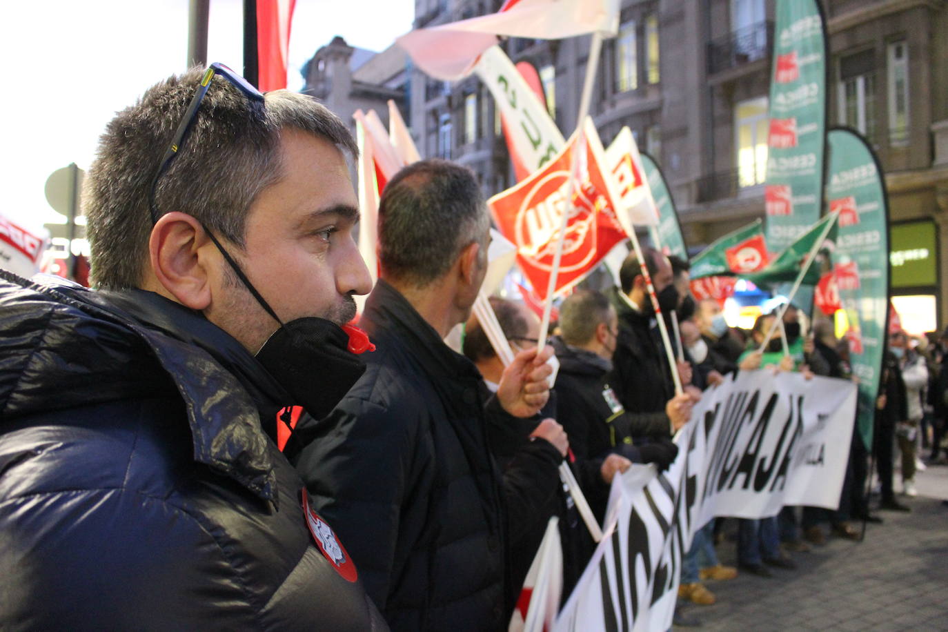 Concentración de trabajadores de Unicaja Banco en León contra el ERE que plantea la entidad.