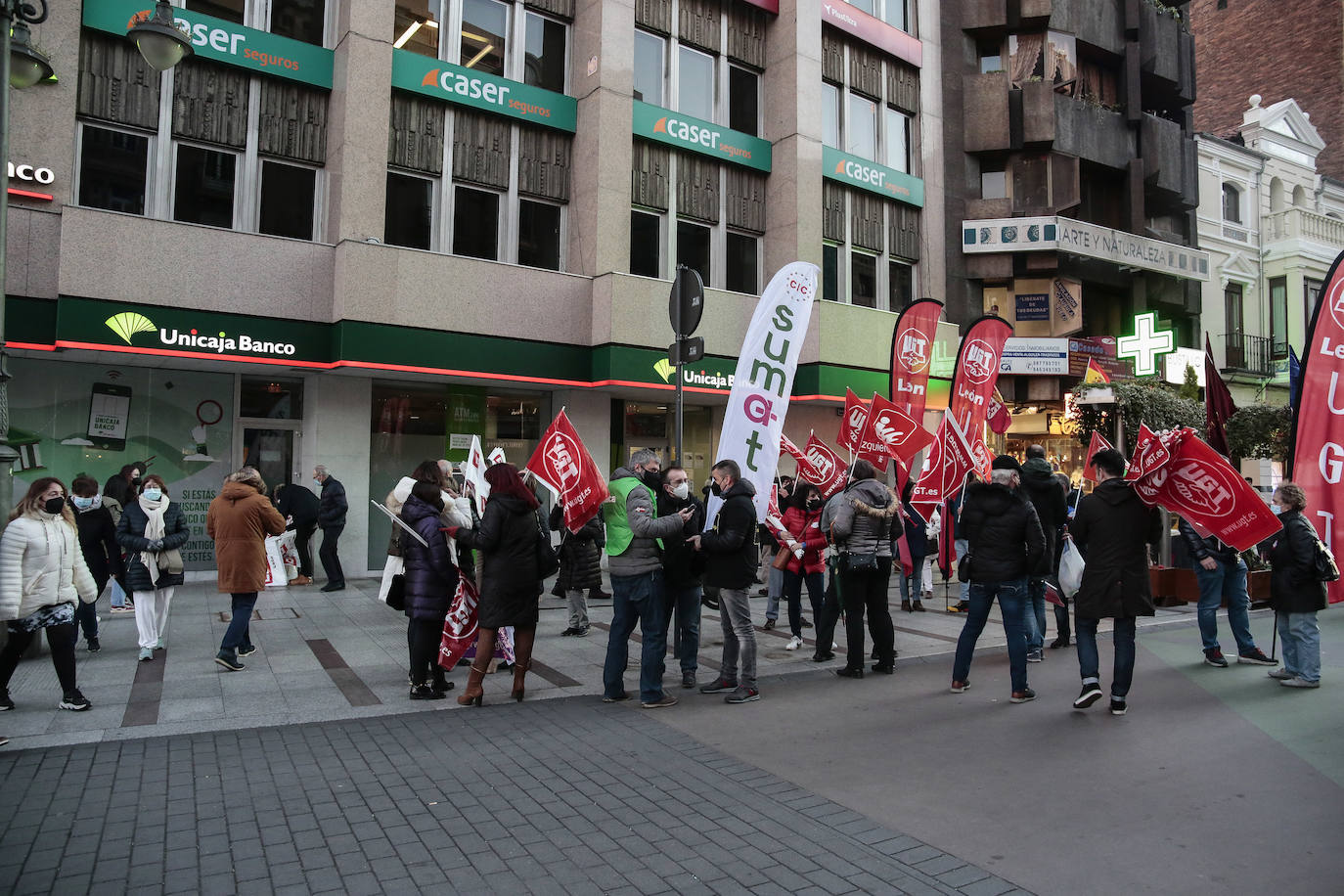 Concentración de trabajadores de Unicaja Banco en León contra el ERE que plantea la entidad.