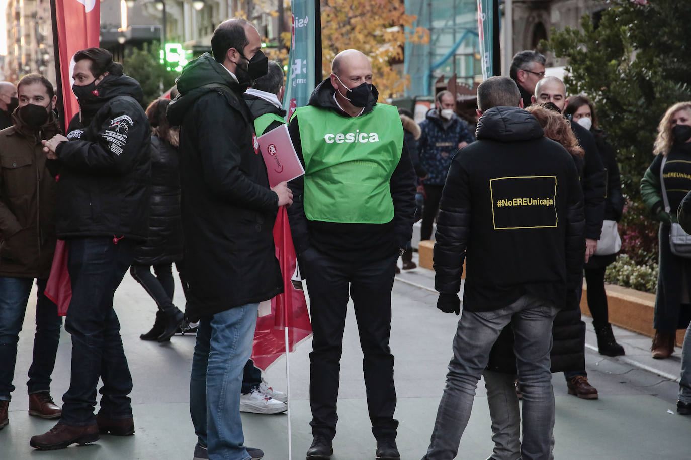 Concentración de trabajadores de Unicaja Banco en León contra el ERE que plantea la entidad.