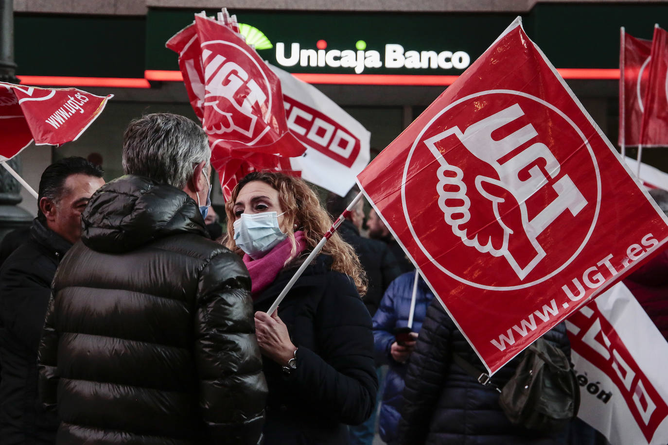 Más de cien personas se han concentrado frente a la oficina de Unicaja Blanco en Ordoño II por un Ere que plantea el despido de 118 personas.