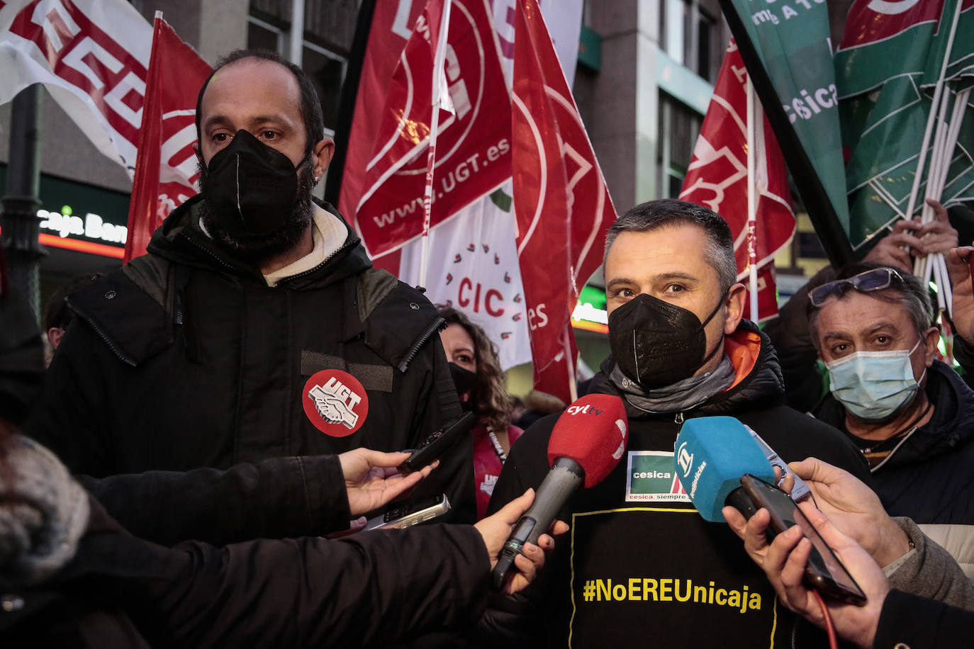 Concentración de trabajadores de Unicaja Banco en León contra el ERE que plantea la entidad.