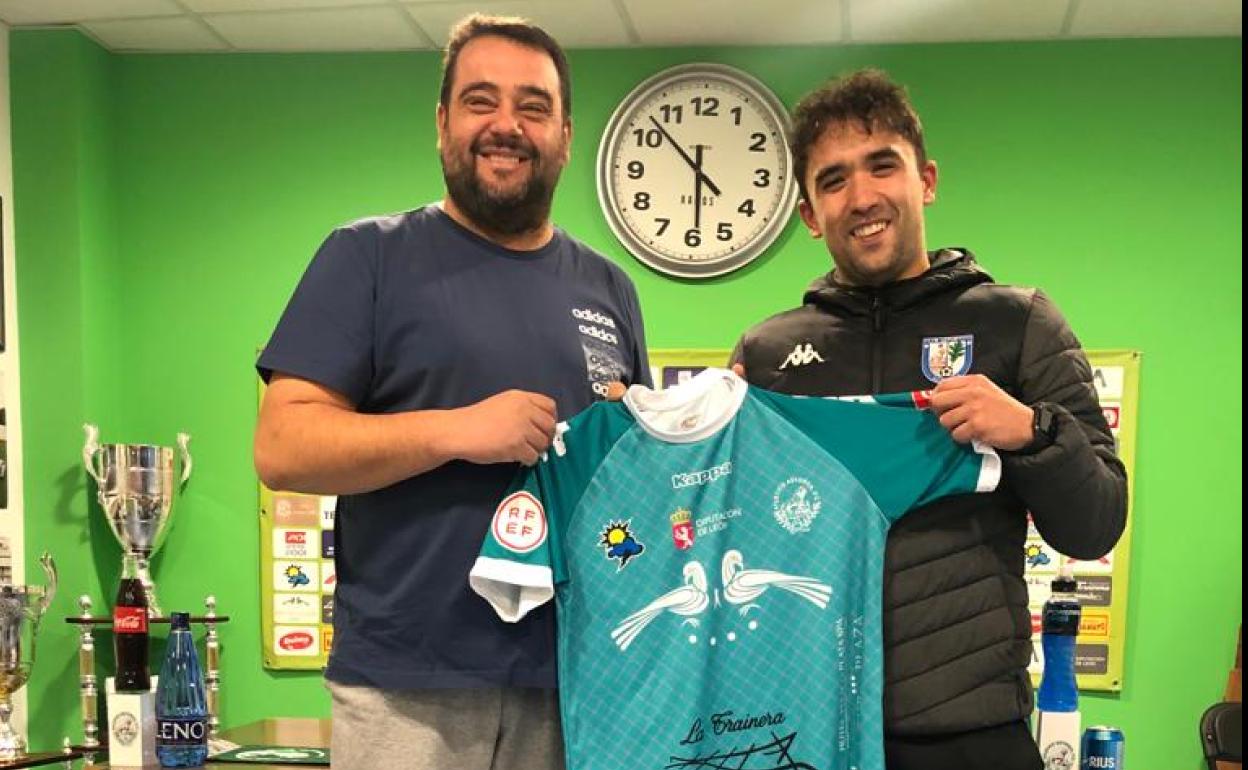 El presidente del Atlético Astorga, Roberto González, y Javi Amor posan con la camiseta del club astorgano.