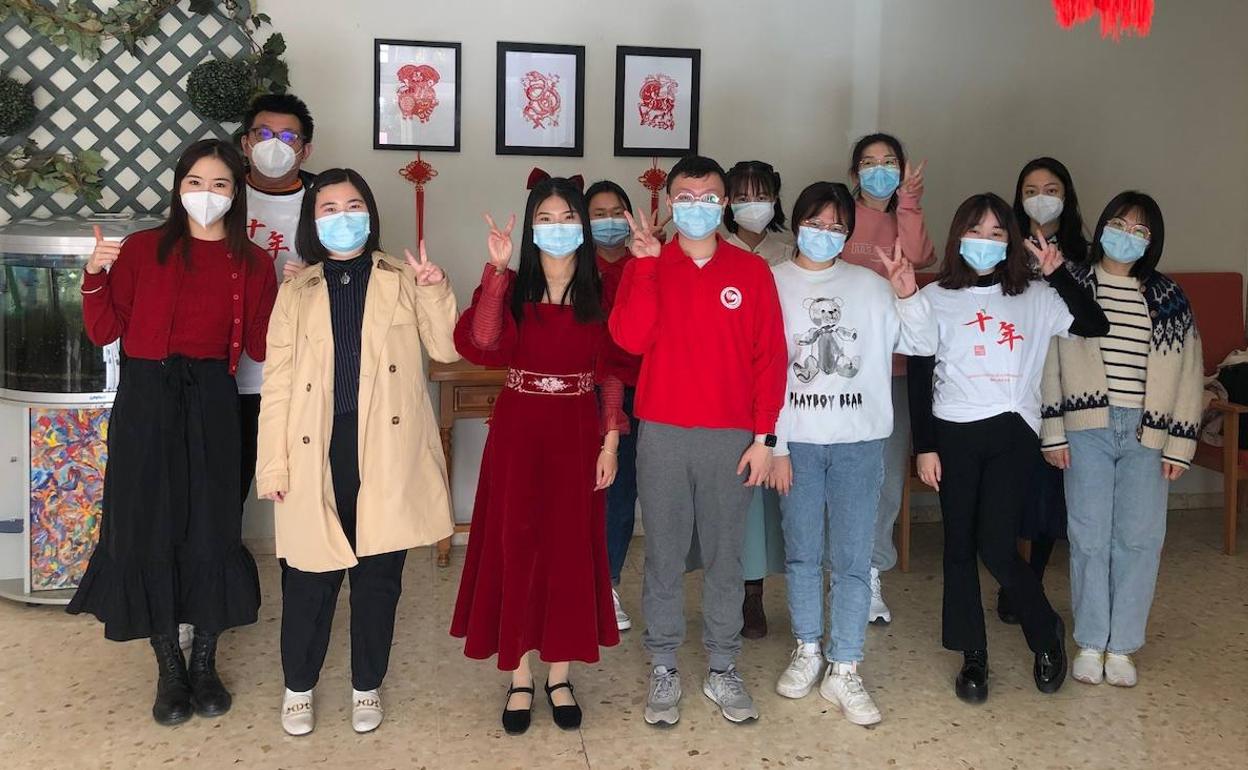 Grupo de participantes en el Día de China en la residencia.