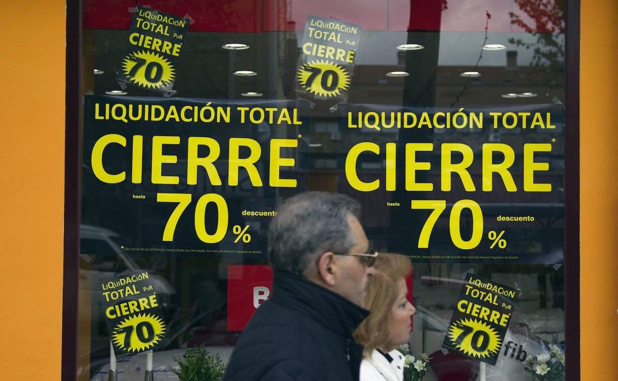 Una tienda de muebles en Madrid que anuncia una «liquidación total» por cierre. 