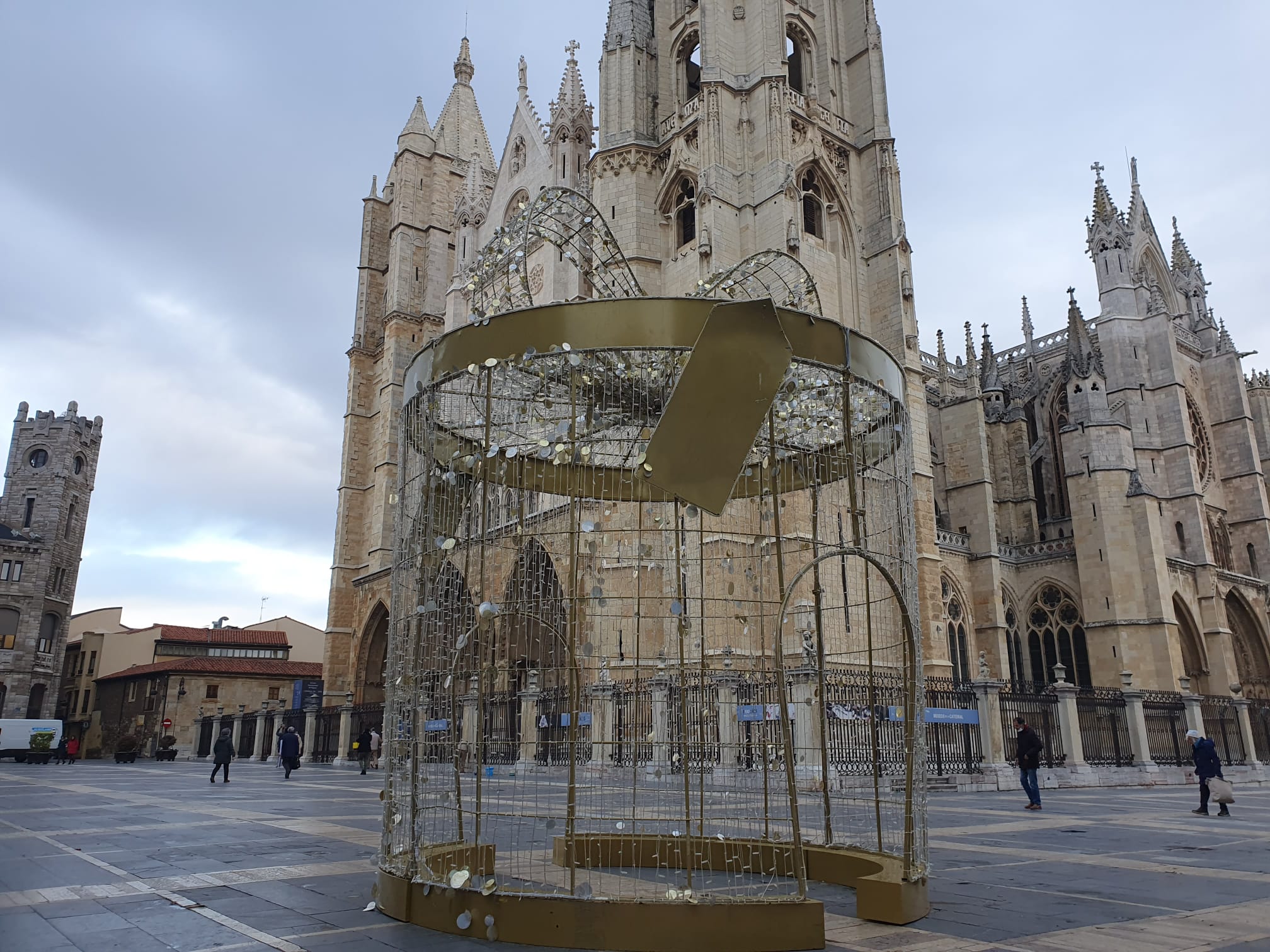 La decoración ocupa ya las principales calles y los barrios de la capital leonesa.