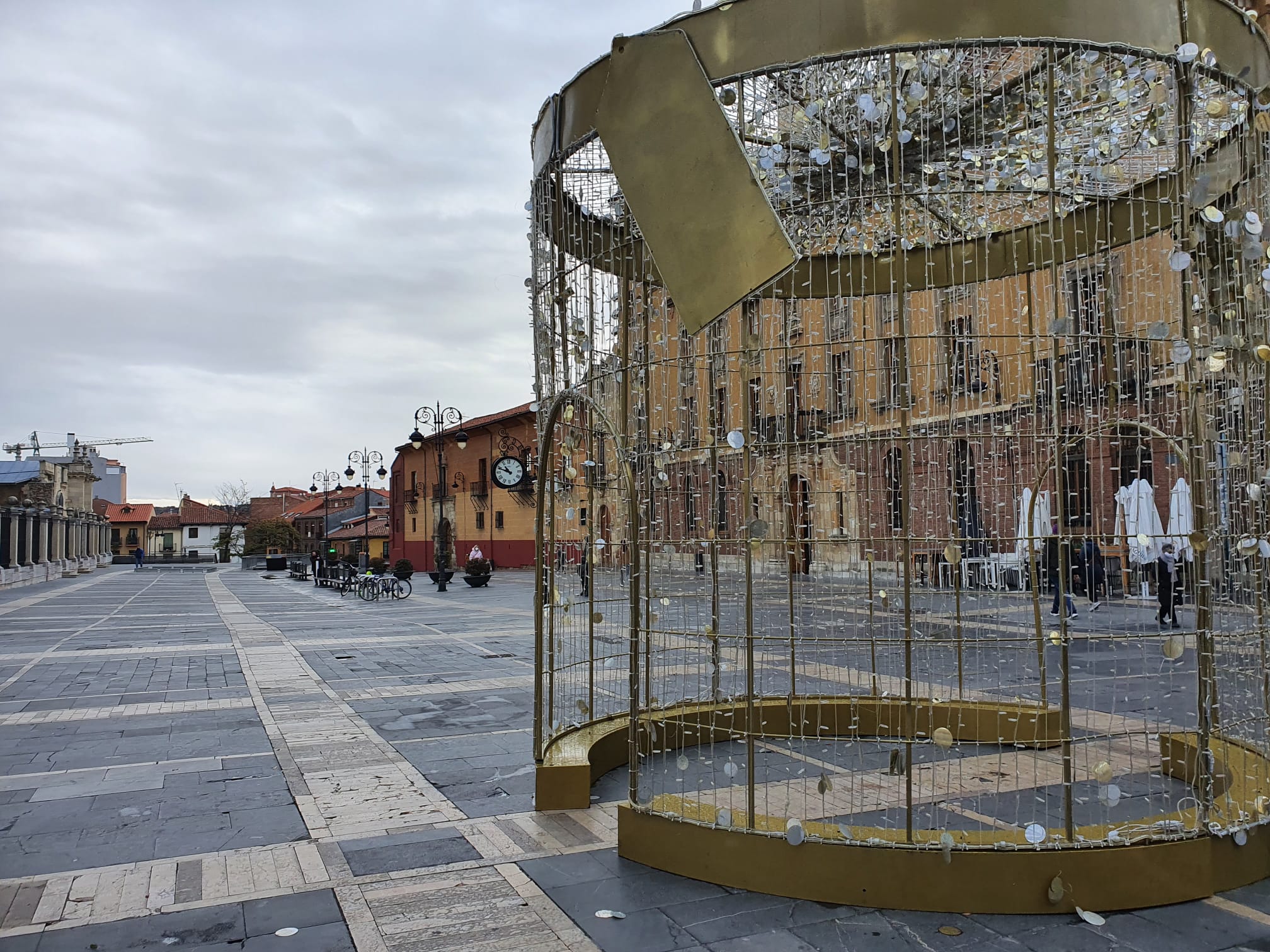 La decoración ocupa ya las principales calles y los barrios de la capital leonesa.