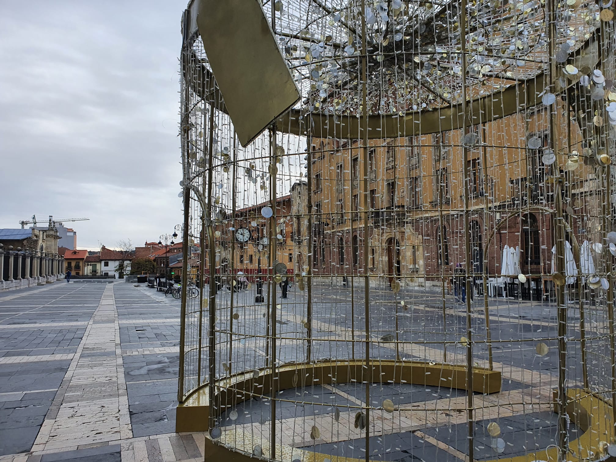 La decoración ocupa ya las principales calles y los barrios de la capital leonesa.