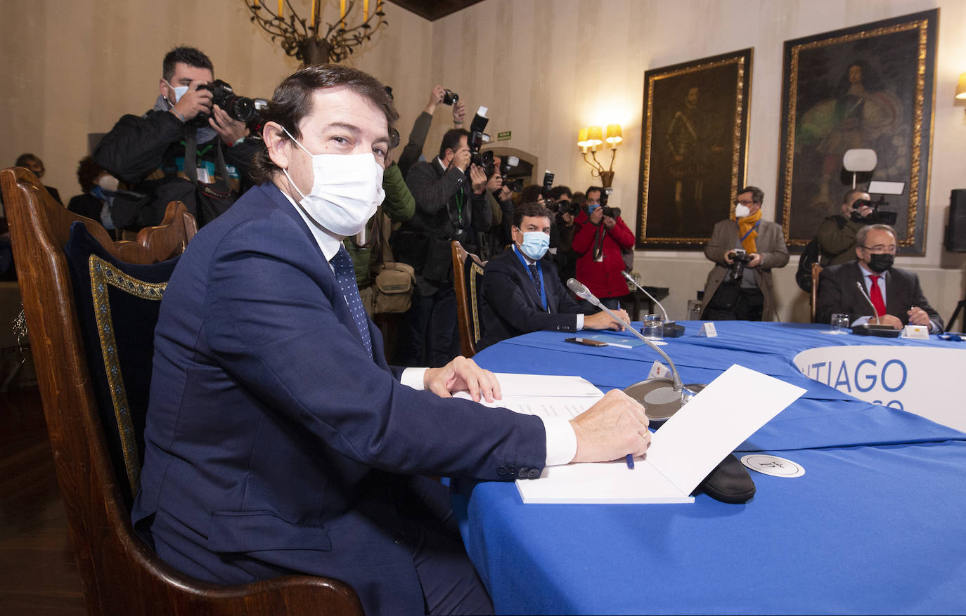 El presidente de la Junta, Alfonso Fernández Mañueco, durante su participación en el 'Foro Santiago. Camino de Consenso', encuentro institucional de las comunidades de Galicia, Castilla y León, Asturias, Cantabria, La Rioja, Aragón, Castilla-La Mancha y Extremadura.