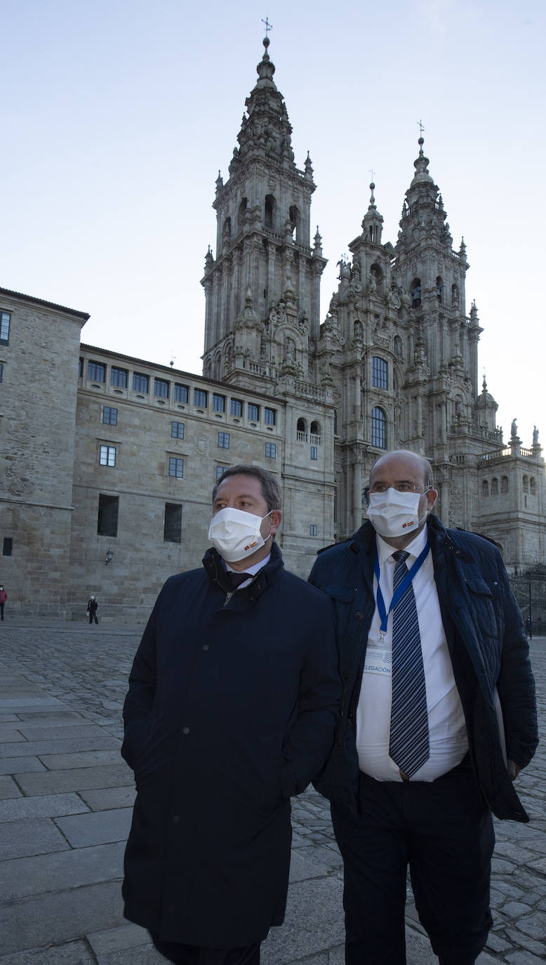 El presidente de la Junta, Alfonso Fernández Mañueco, durante su participación en el 'Foro Santiago. Camino de Consenso', encuentro institucional de las comunidades de Galicia, Castilla y León, Asturias, Cantabria, La Rioja, Aragón, Castilla-La Mancha y Extremadura.