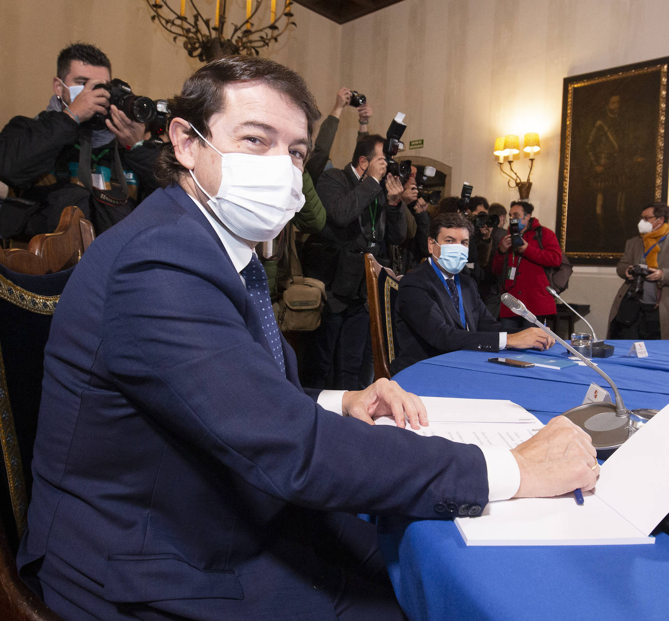 El presidente de la Junta, Alfonso Fernández Mañueco, durante su participación en el 'Foro Santiago. Camino de Consenso', encuentro institucional de las comunidades de Galicia, Castilla y León, Asturias, Cantabria, La Rioja, Aragón, Castilla-La Mancha y Extremadura.