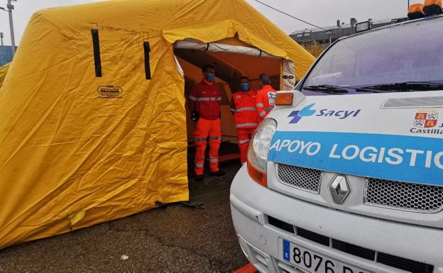 Parte del dispositivo invernal desplegado en la explanada frente a la Delegación del a Junta en León donde se han reunido los nueve delegados provinciales.