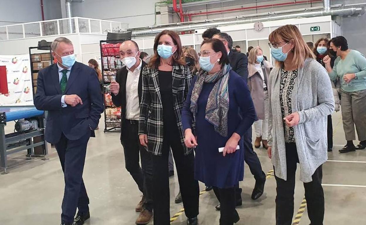 Imagen de la visita de la consejera a la fábrica. 