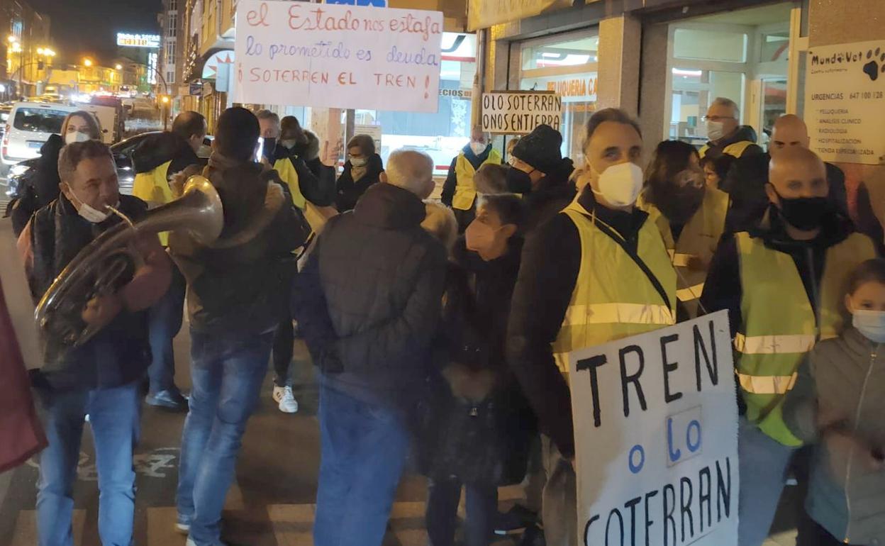 Representantes de la plataforma durante una de las concentraciones de protesta. 