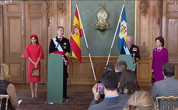 Los reyes de Suecia reciben a los monarcas de España.