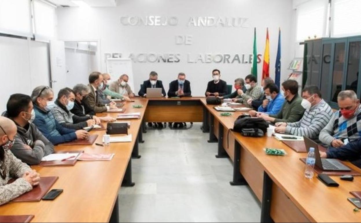 Mesa negociadora con los representantes sindicales y la Federación de Empresarios del Metal de Cádiz.