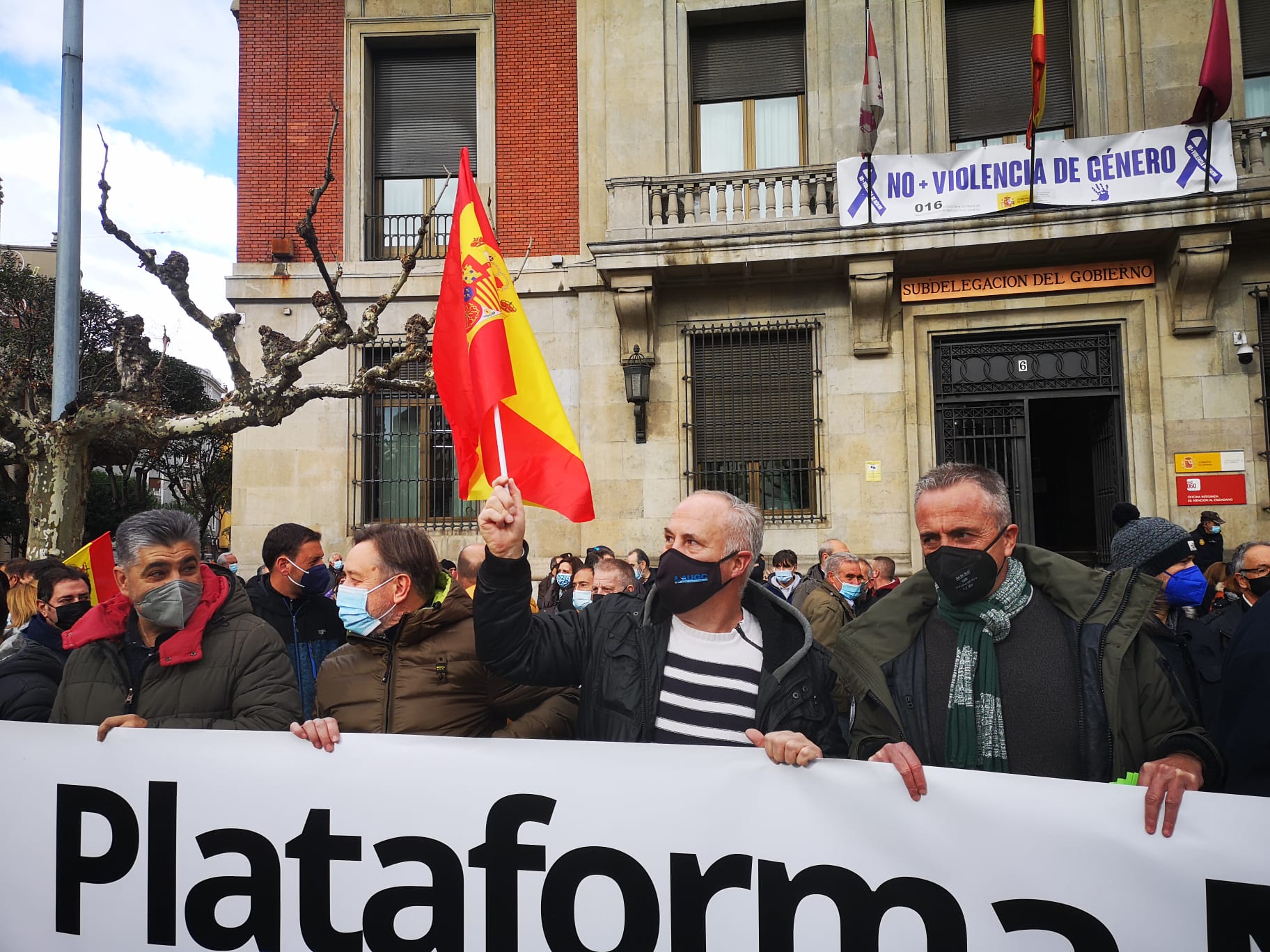 Más de cien personas se concentran frente a la Subdelegación del Gobierno contra la reforma de la Ley de Seguridad Ciudadana.