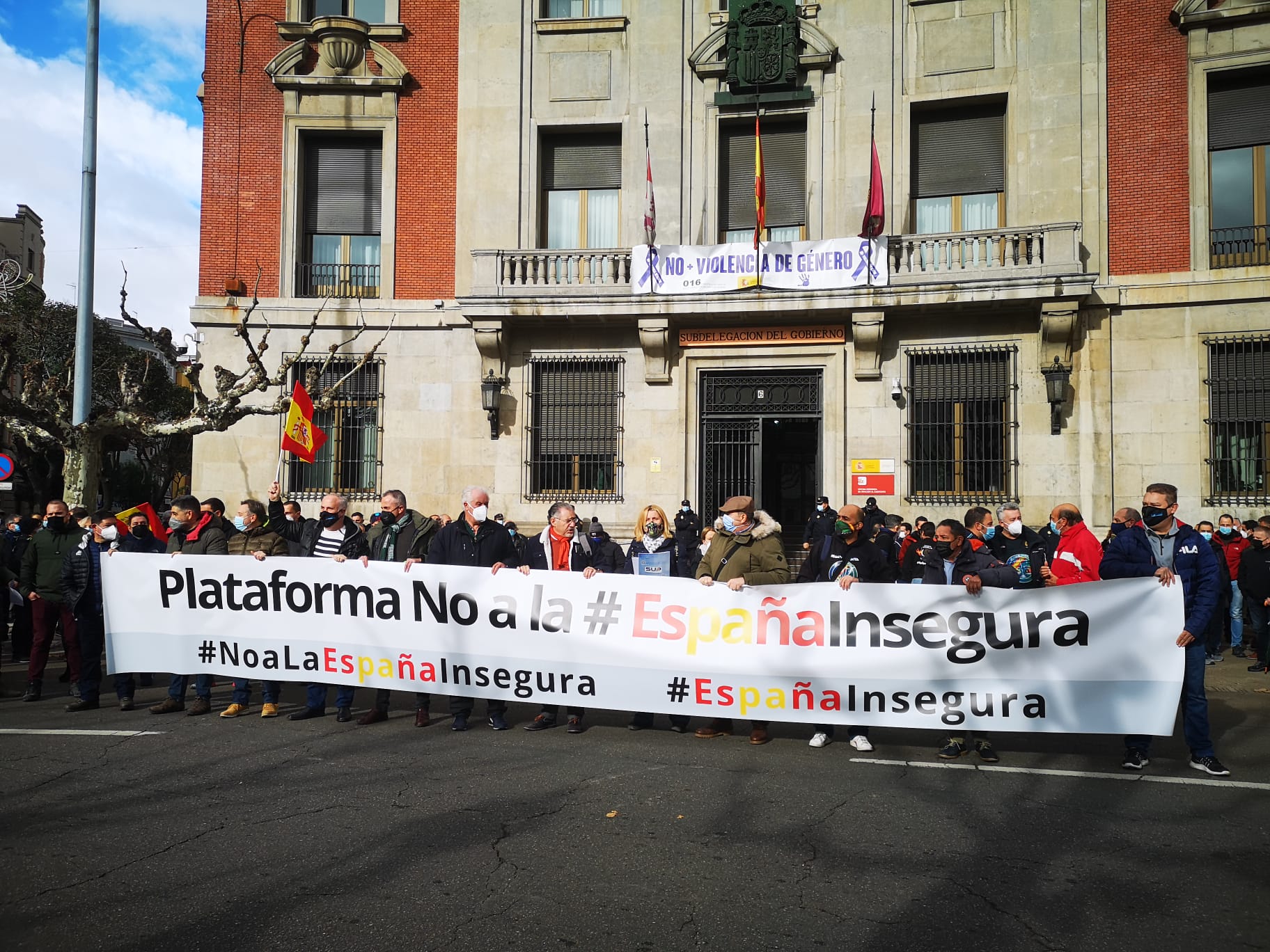 Más de cien personas se concentran frente a la Subdelegación del Gobierno contra la reforma de la Ley de Seguridad Ciudadana.