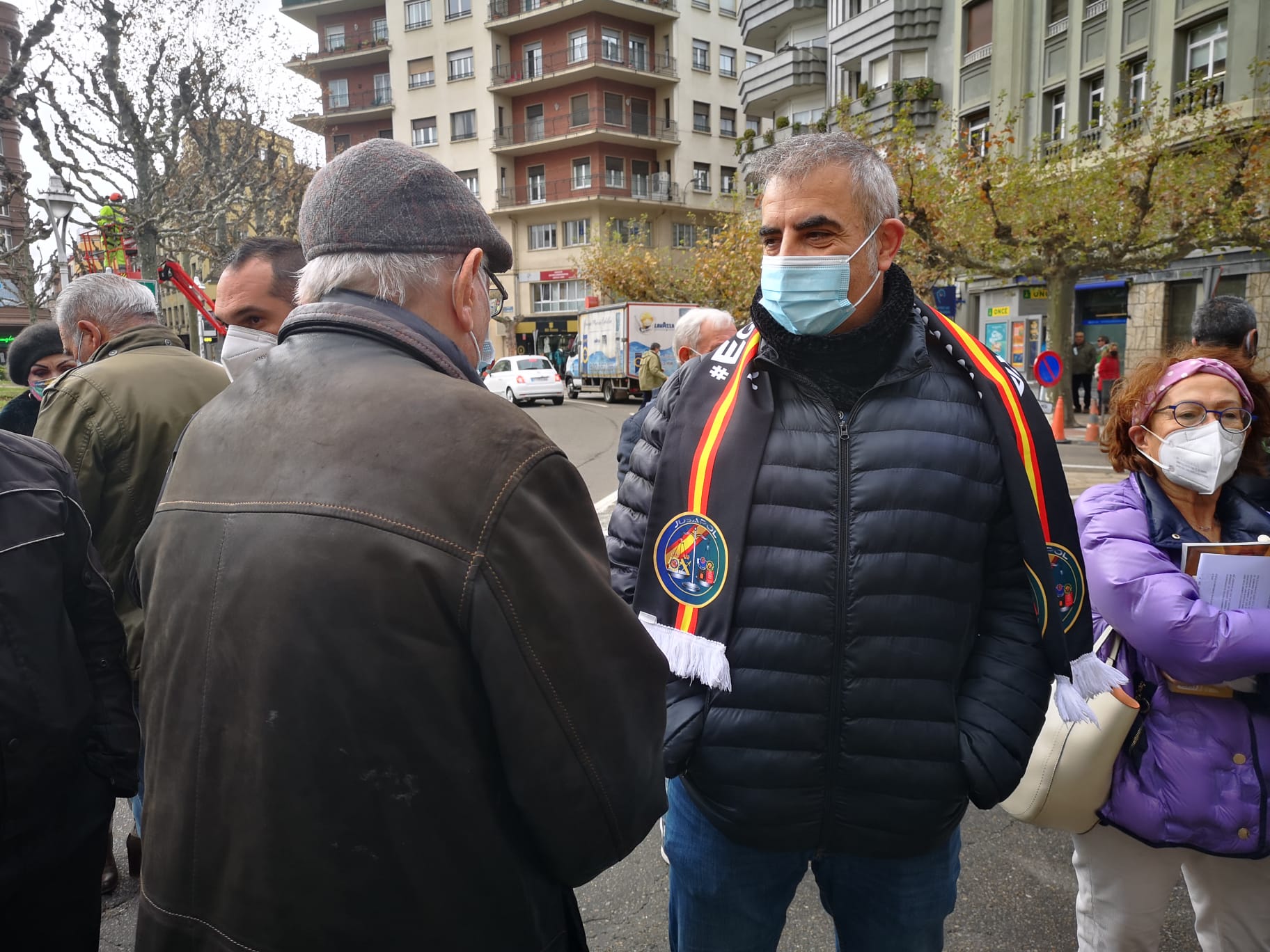 Más de cien personas se concentran frente a la Subdelegación del Gobierno contra la reforma de la Ley de Seguridad Ciudadana.