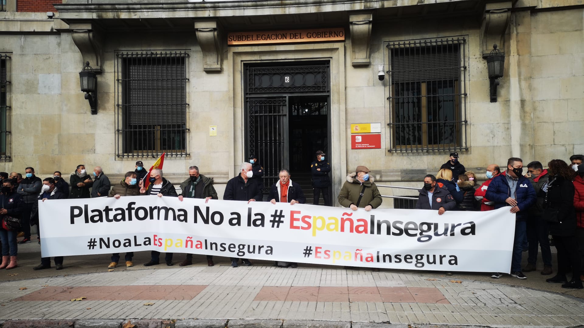 Más de cien personas se concentran frente a la Subdelegación del Gobierno contra la reforma de la Ley de Seguridad Ciudadana.