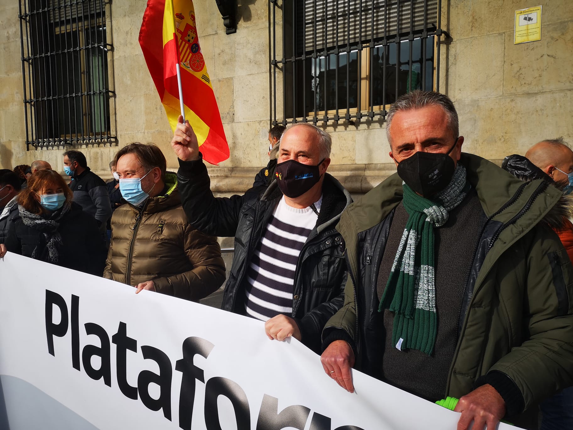 Más de cien personas se concentran frente a la Subdelegación del Gobierno contra la reforma de la Ley de Seguridad Ciudadana.