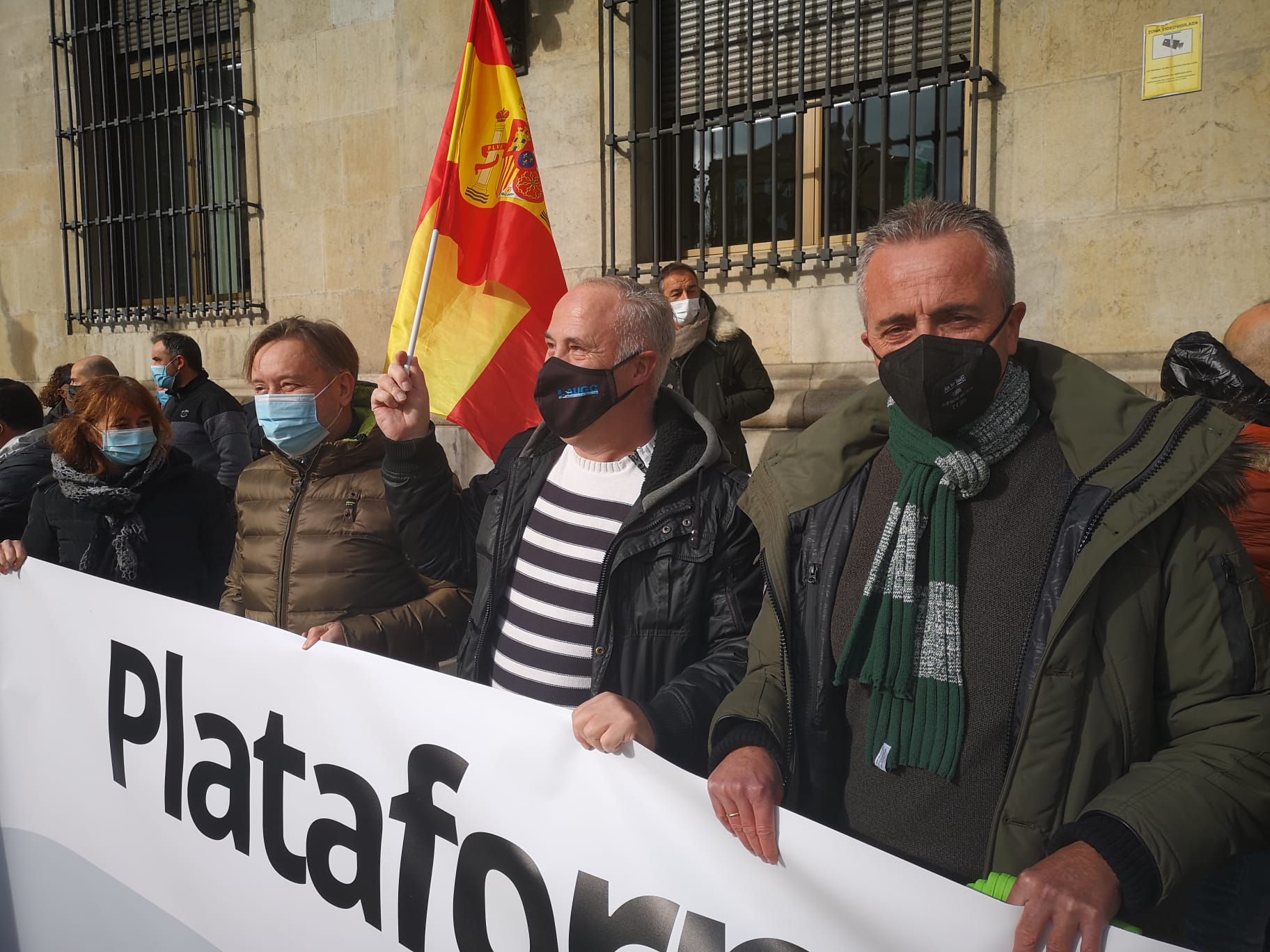 Varios congregados frente a la Subdelegación del Gobierno en la concentración convocada por sindicatos sindicales contra la reforma de la Ley de Seguridad Ciudadana.