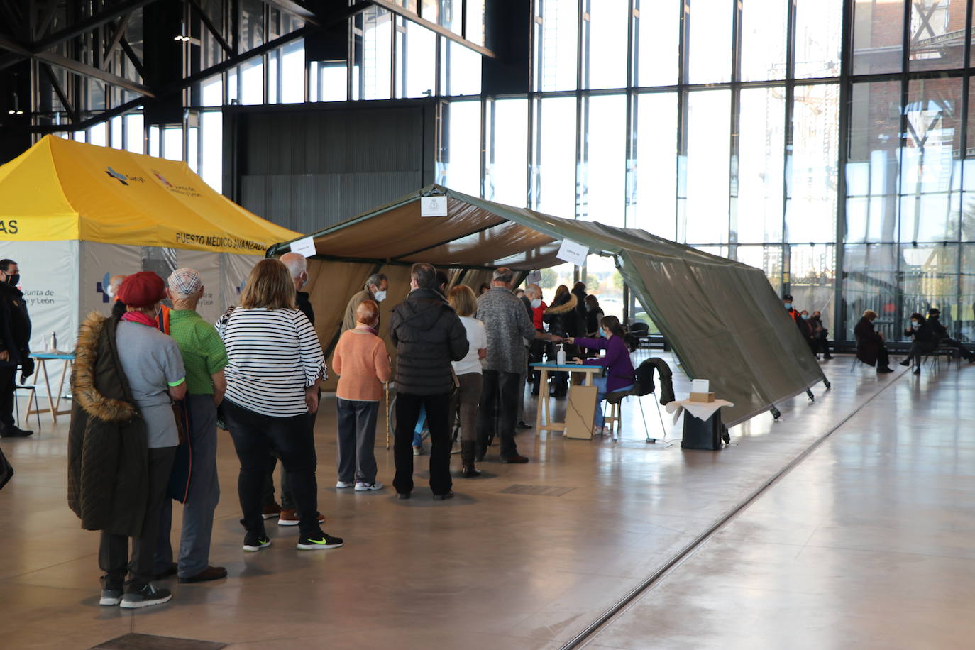 El Palacio de Exposciones vuelve a brir como centro de vacunación con la previsión de que unas 1.500 personas pasen al día para recibir cualquier de las dosis contra la covid y el pinchazo contra la gripe