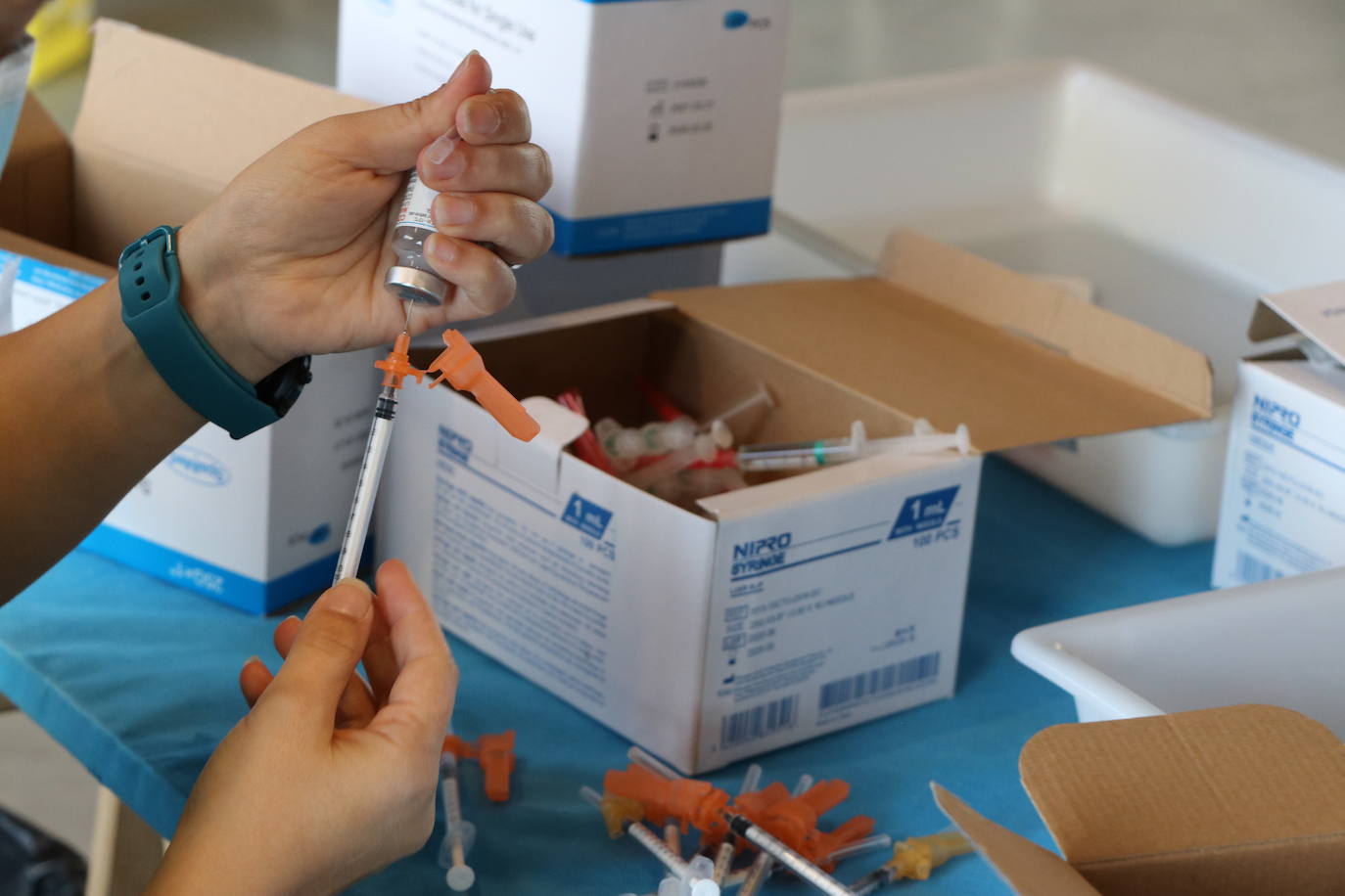 El Palacio de Exposciones vuelve a brir como centro de vacunación con la previsión de que unas 1.500 personas pasen al día para recibir cualquier de las dosis contra la covid y el pinchazo contra la gripe