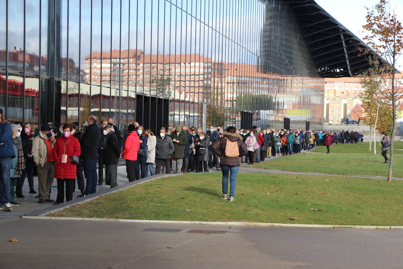 El Palacio de Exposciones vuelve a brir como centro de vacunación con la previsión de que unas 1.500 personas pasen al día para recibir cualquier de las dosis contra la covid y el pinchazo contra la gripe