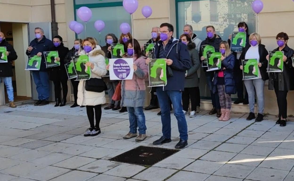 Concentración en la sede de CSIF en León por el día contra la violencia de género.